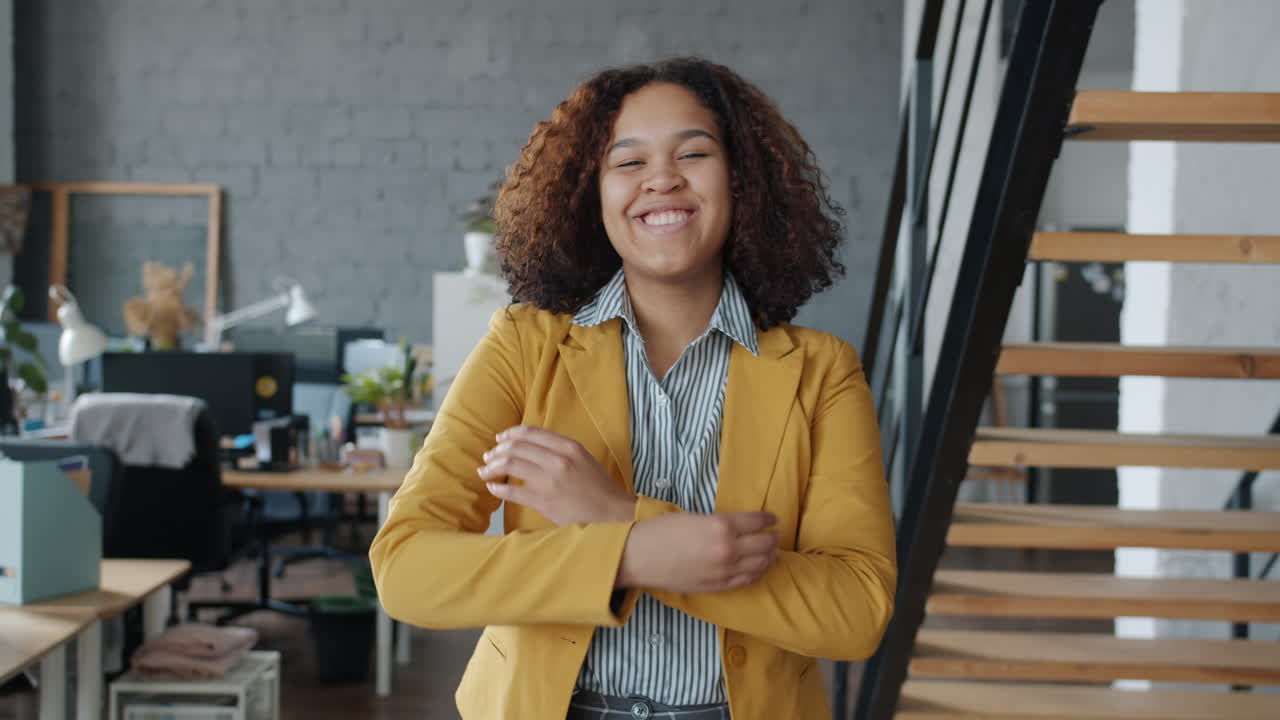 mujer de negocios sonriente en una oficina moderna
