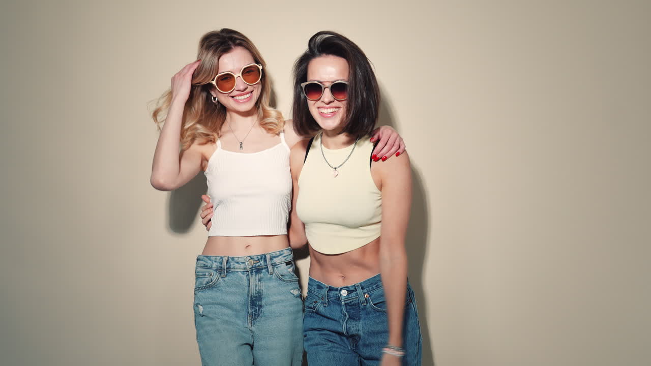 두 친구가 트렌디한 여름 옷을 입고 포즈를 취하고 있다.