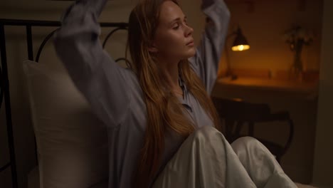 mujer relajándose en la cama