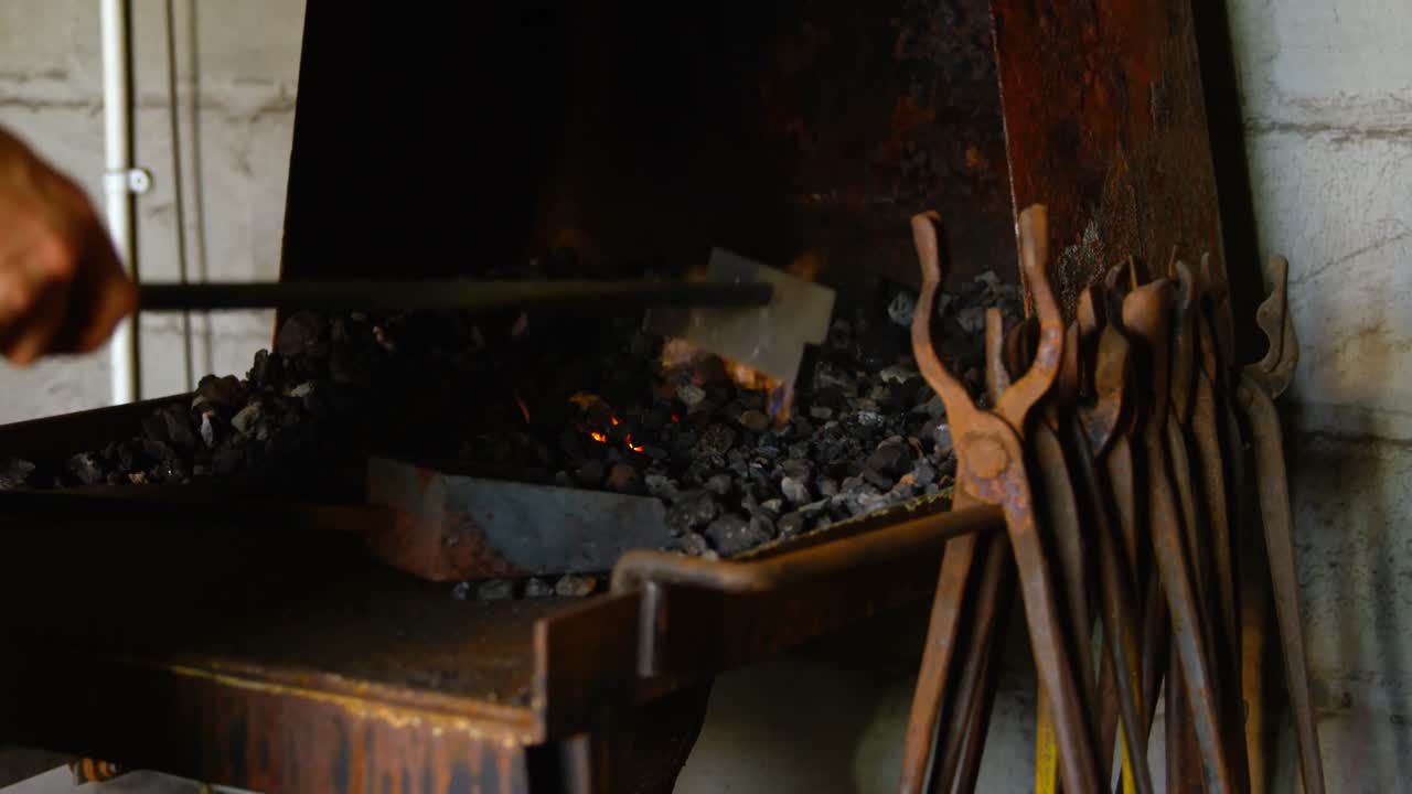 여성 금속공이 불 4k에서 말발 ⁇ 을 가열