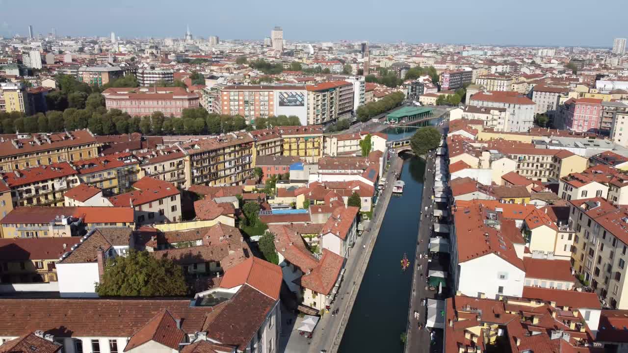 Iconico sistema di canali dei Navigli a Milano, vista aerea