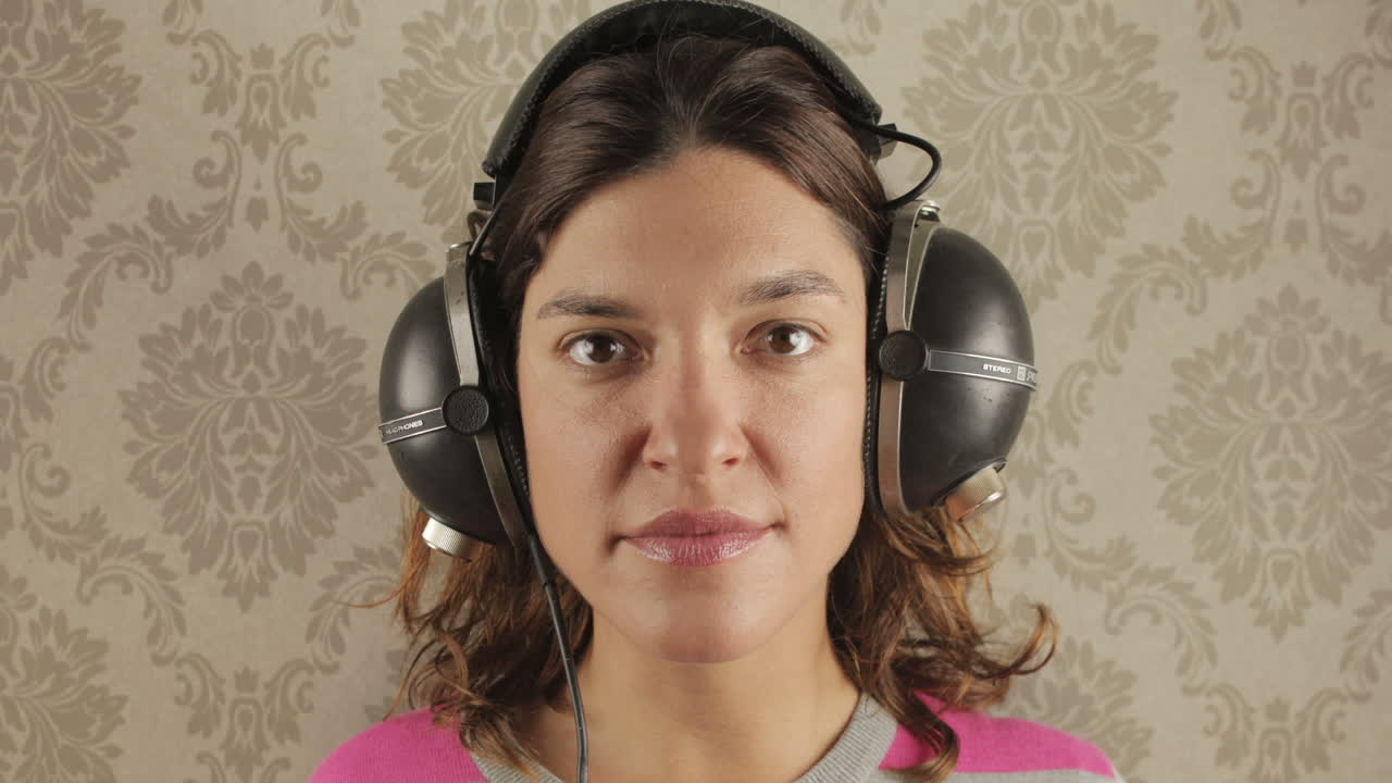 mujer auriculares 02