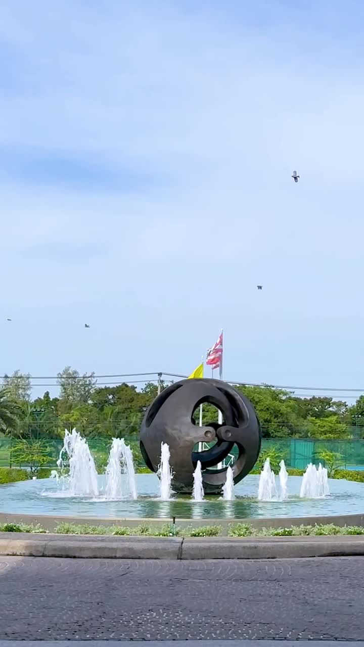 Fontana con palme a Bangkok, Thailandia