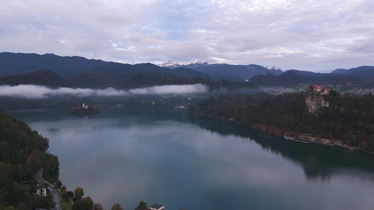 Ampia veduta aerea del Lago di Bled in Slovenia in autunno, paesaggio lacustre
