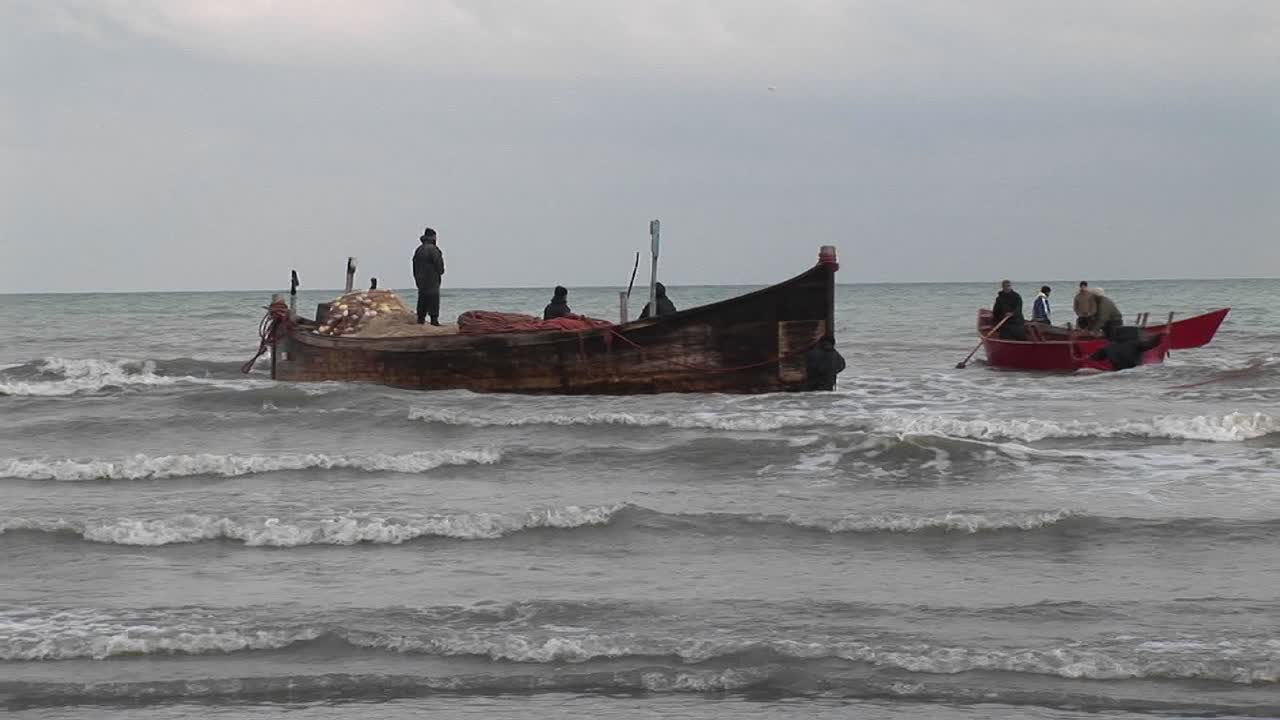 이란 해안에서 전통적인 스타일의 보트와 모터보트를 탄 어부들