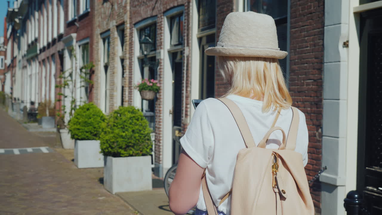una mujer con sombrero en la calle holandesa