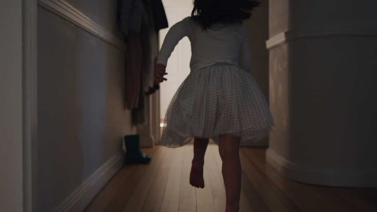 hermosa niña corriendo por la casa saltando en la cama sosteniendo un oso de peluche divirtiéndose niño de humor juguetón disfrutando de la mañana de fin de semana en casa