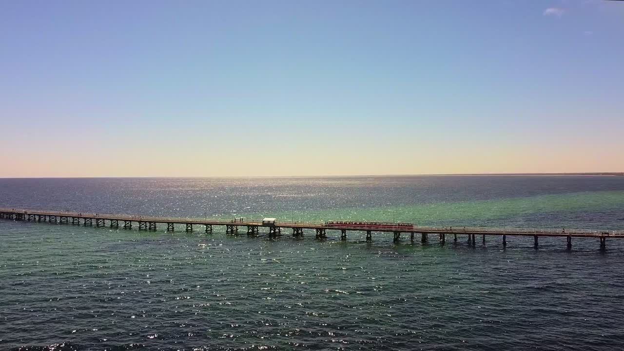 버셀턴 항구와 항구 끝으로 향하는 관광 열차의 광범위한 도 뷰