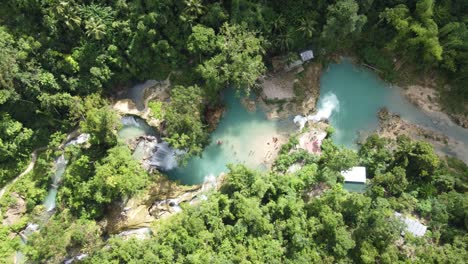 Kawasan-Wasserfälle-Und-Blaue-Tauchbecken-Im-üppigen-Tropischen-Dschungel,-Luftaufnahme