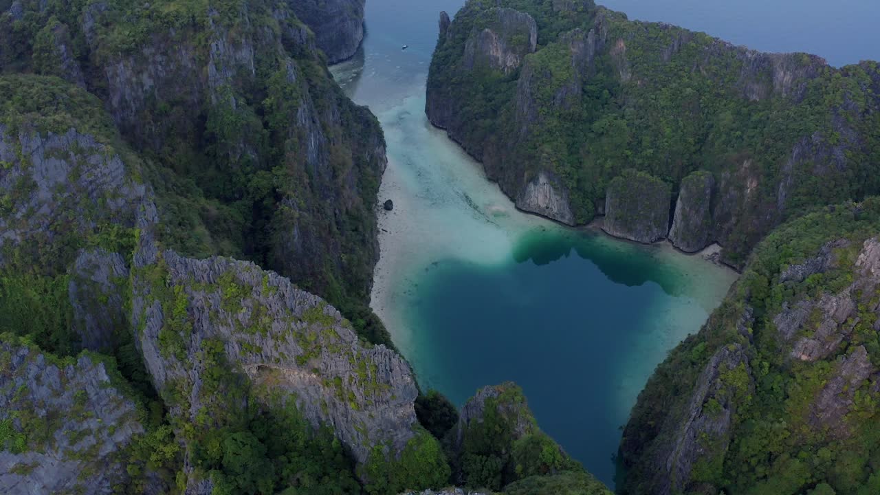 Cảnh từ trên không nhìn thẳng xuống vịnh trống của đầm phá Phi Phi Ley khi thủy triều xuống