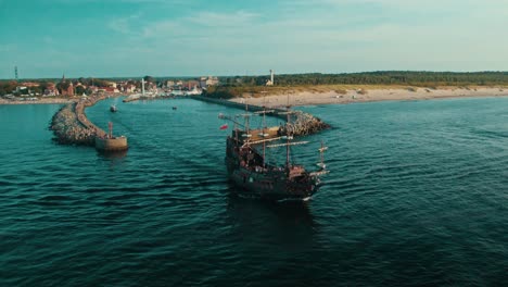 Barco-Pirata-Navegando-En-El-Puerto-Al-Atardecer