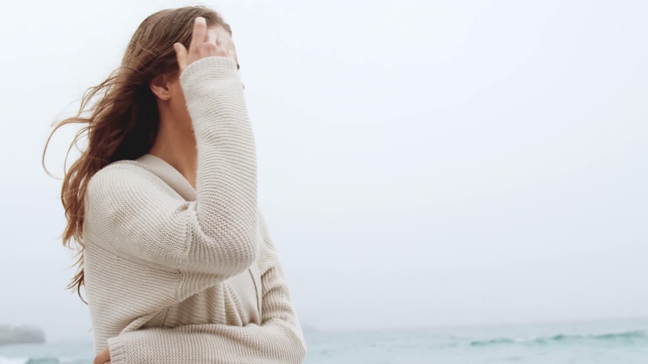 해변에서  ⁇ 고 있는 백인 여성의 측면 뷰 4k