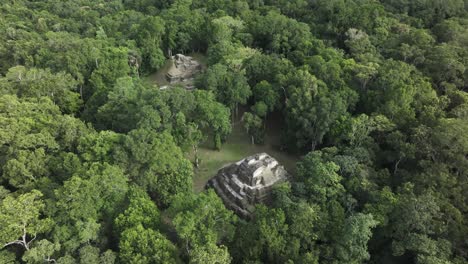 vista aérea de las ruinas mayas de yaxha en la selva cerca de tikal, dron