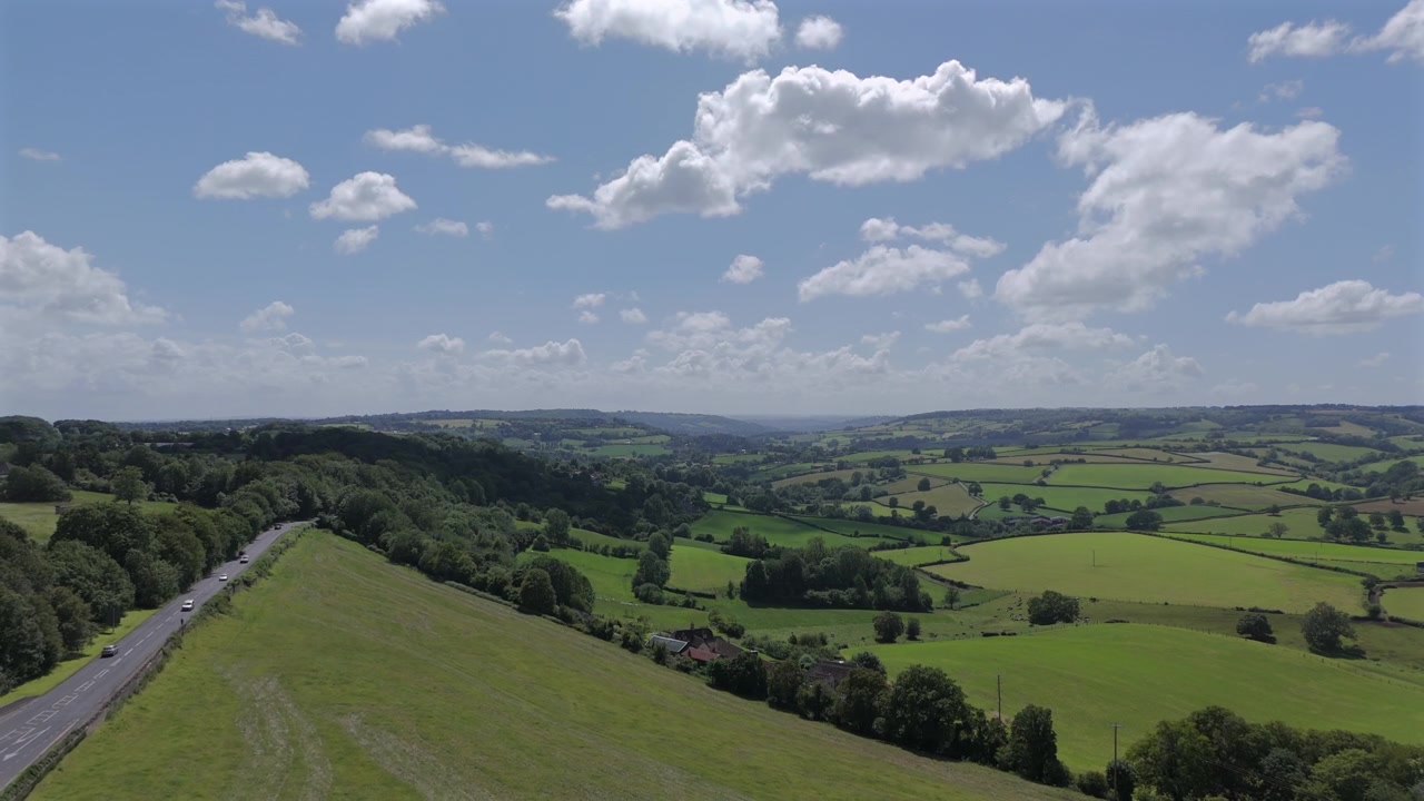 Vue aérienne inversée de la route A4 de Bath, de Box Hill et de la vue sur Bath, de la campagne du Wiltshire par une journée d'été.