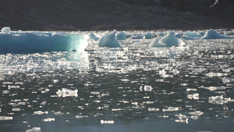 Trozos-De-Hielo-Glaciar-Que-Fluyen-En-El-Lago-Glacial