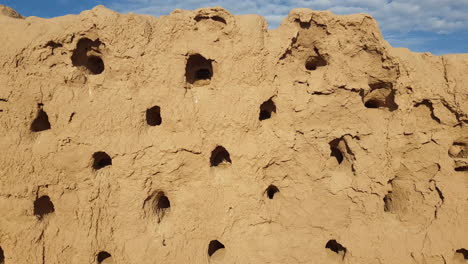 muros y ruinas de toprak kala, antigua ciudad palaciega en uzbekistán