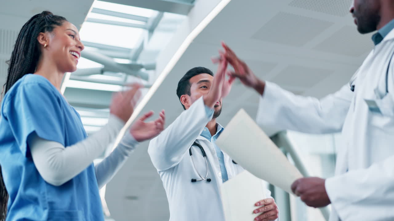 의사, 하이 파이브와 사람들이 팀워크에서 박수