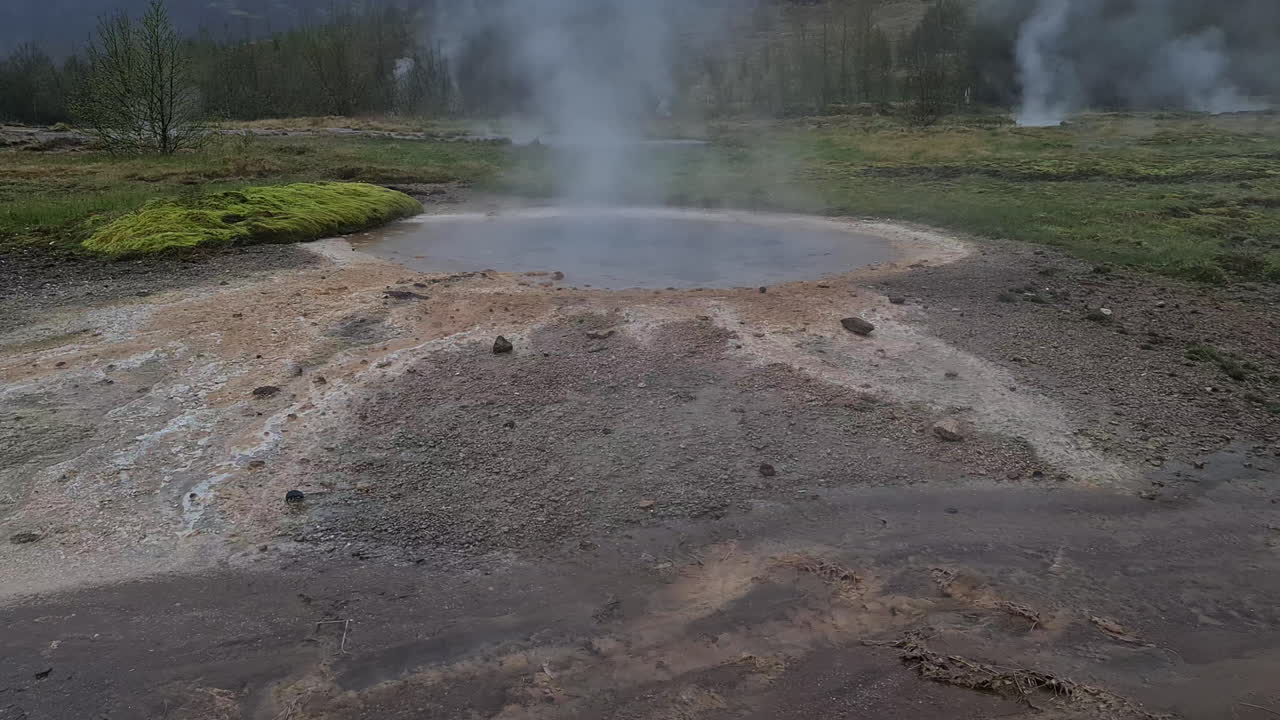 geiseres en la zona geotérmica de islandia, vapor caliente de agua hirviendo