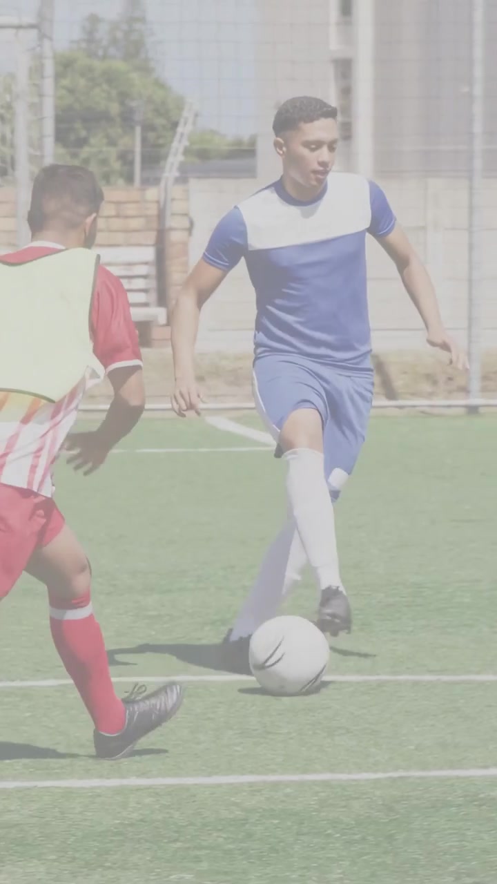 Video vertikal: Pemain sepak bola tim biru melindungi bola di bawah tekanan, berbalik dan menggiring bola ke gawang