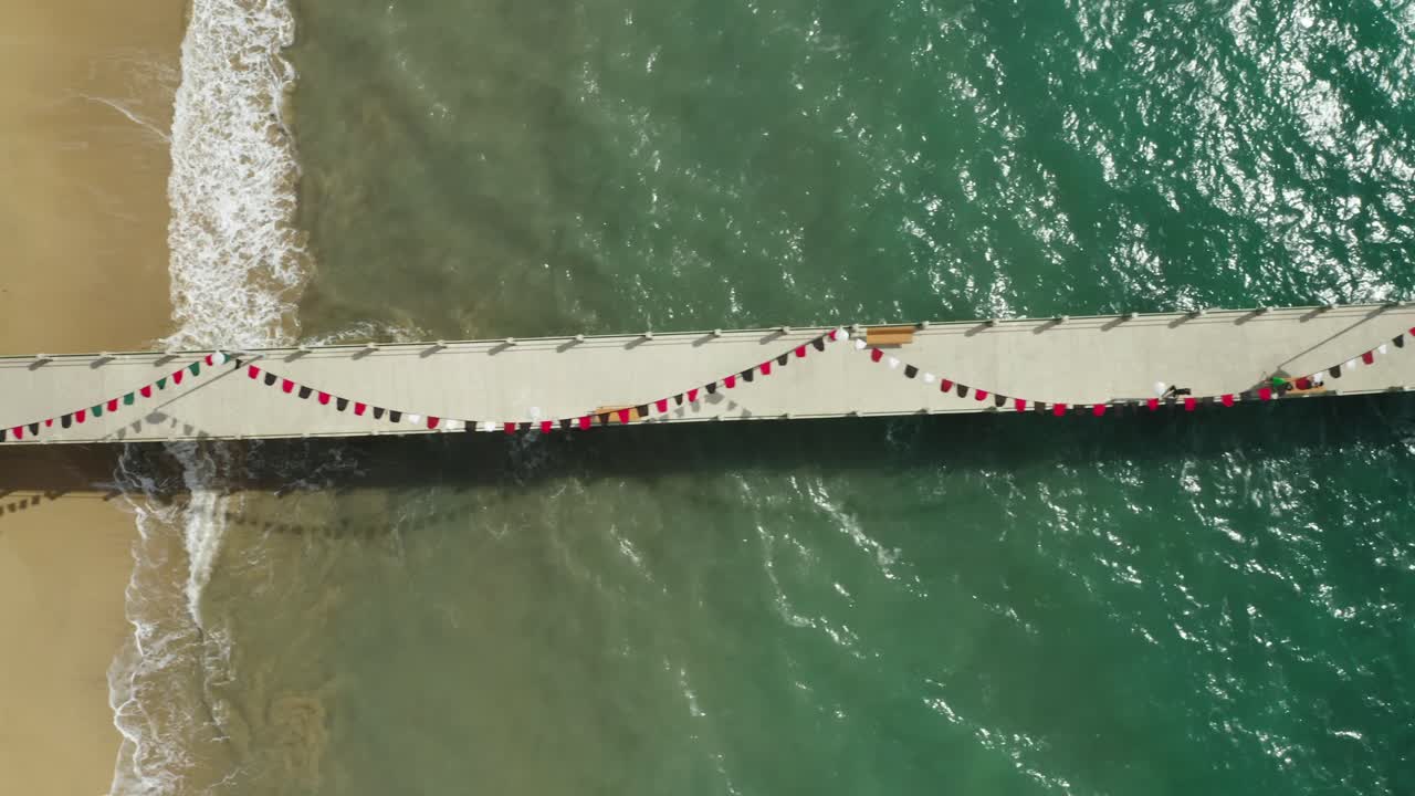 밝고 화창한 날, 포르토 산토에 화려한 깃발이 달린 콘크리트 부두