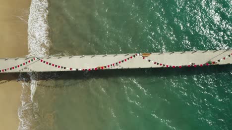 muelle de hormigón con una colorida línea de bandera en un día soleado, porto santo