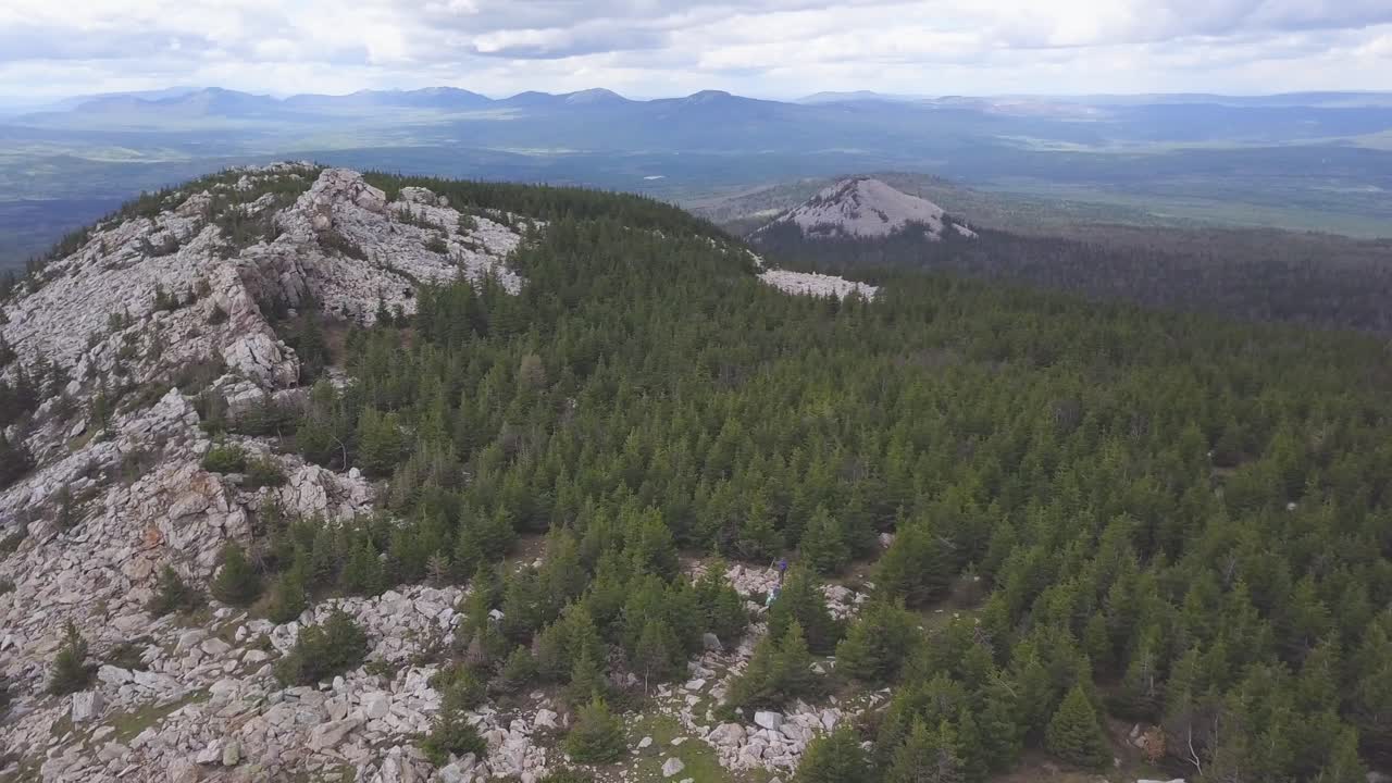 vista aérea de un paisaje montañoso con bosque y terreno rocoso