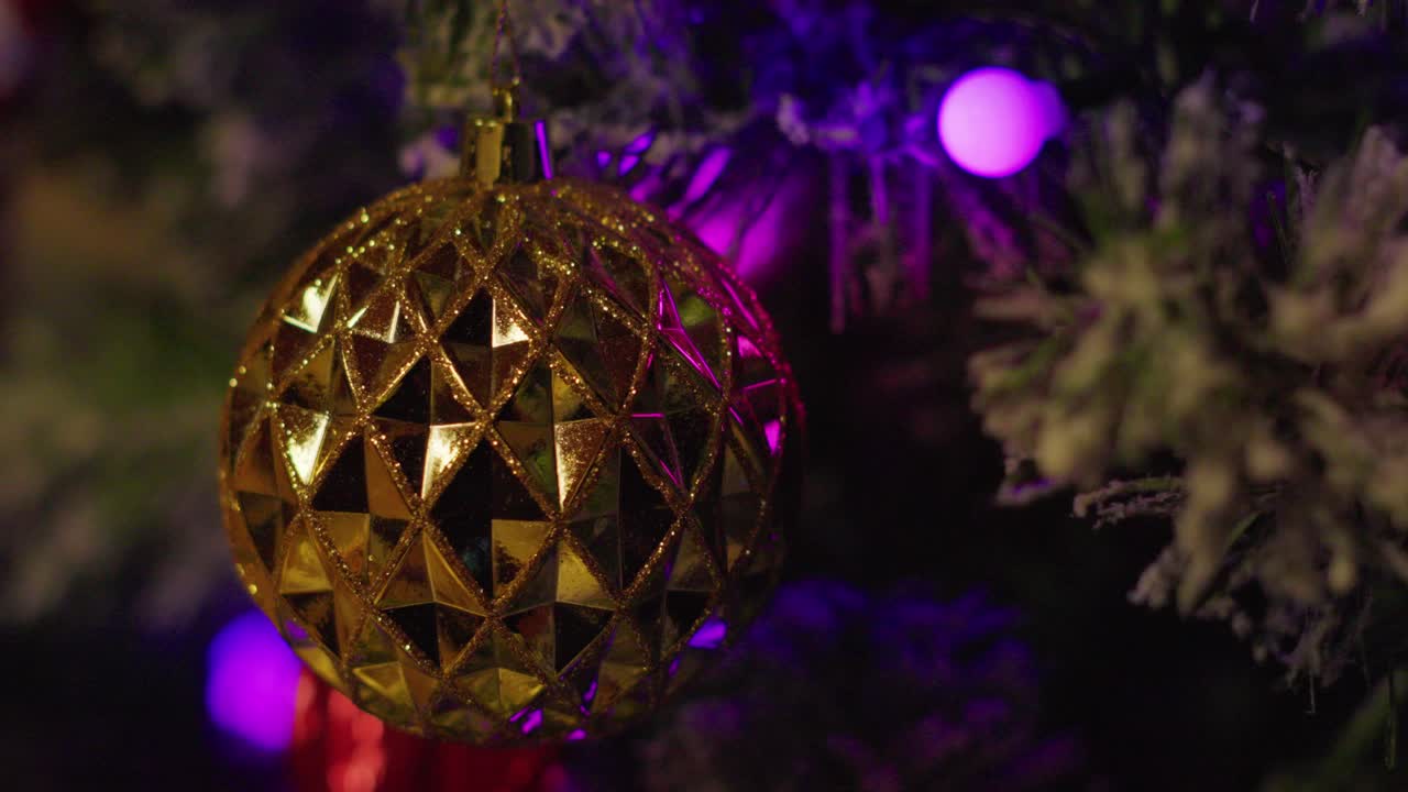 Decorazione dorata lucida con motivo a triangoli e LED multicolore sullo sfondo