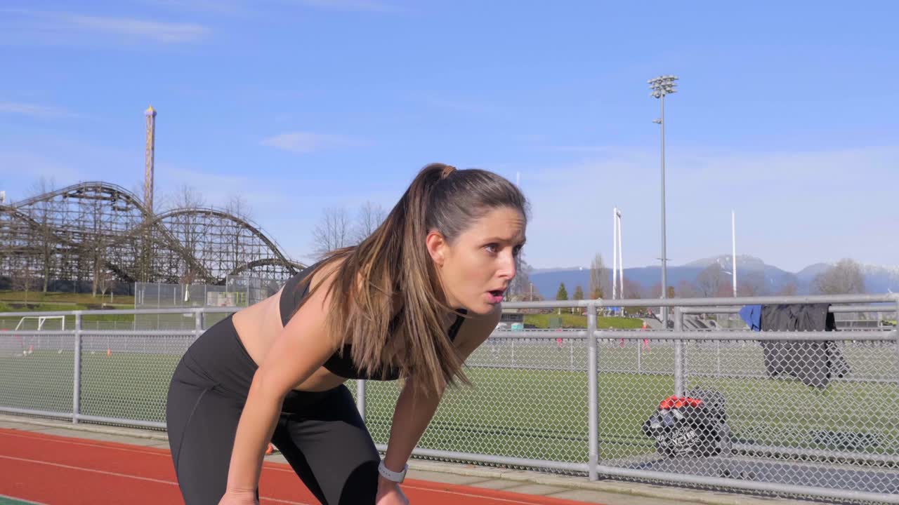 젊은 운동선수는 뛰는 동안 지쳐서 숨을 멈췄다