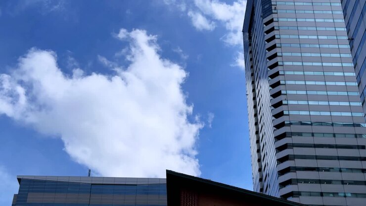 Edifici moderni della città sotto un cielo azzurro
