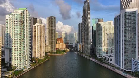 el horizonte de brickell en el centro de miami a lo largo del río miami