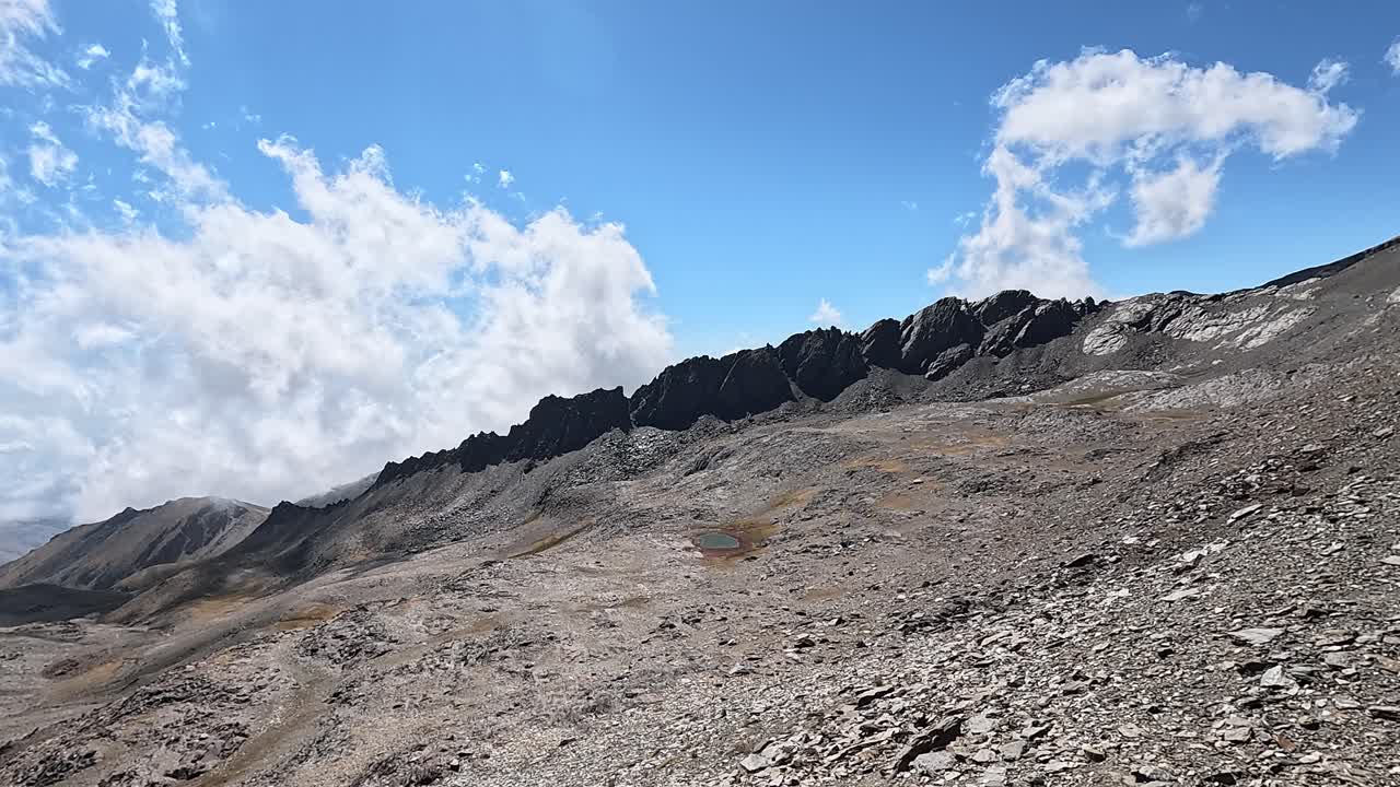 con vistas a las altas llanuras rocosas de la sierra nevada en verano
