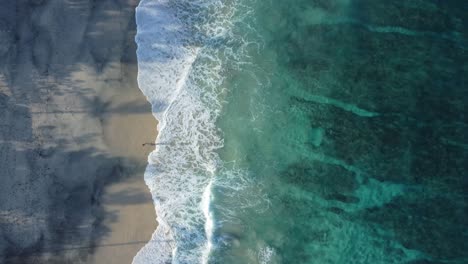 4K-Drohnenaufnahmen-Aus-Der-Luft:-Ruhiger,-Geheimer-Strand,-Padangbai,-Ostbali