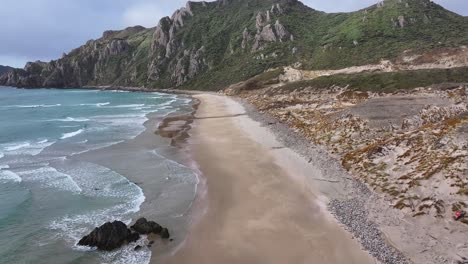 la playa de west rugged, un hermoso lugar remoto en la isla stewart, rakiura
