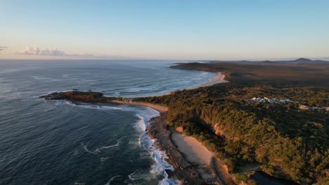 Playa-De-Angourie-Point-Junto-A-Las-Piscinas-De-Angourie-Rock-Al-Atardecer-En-Nueva-Gales-Del-Sur,-Australia