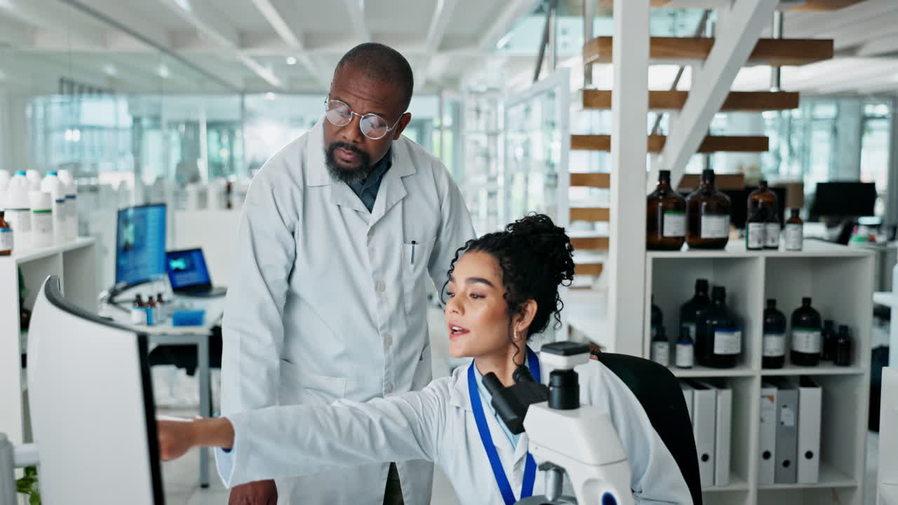 científicos que trabajan en un laboratorio