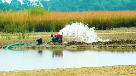 Generador-De-Energía-Para-Riego,-Bomba-De-Agua-Que-Llena-Tierras-De-Cultivo-En-Sequía-En-Bangladesh,-India