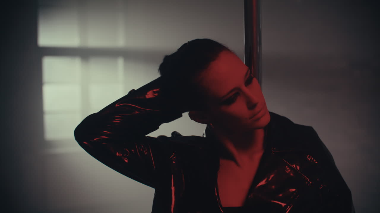 mujer con una chaqueta de cuero negra