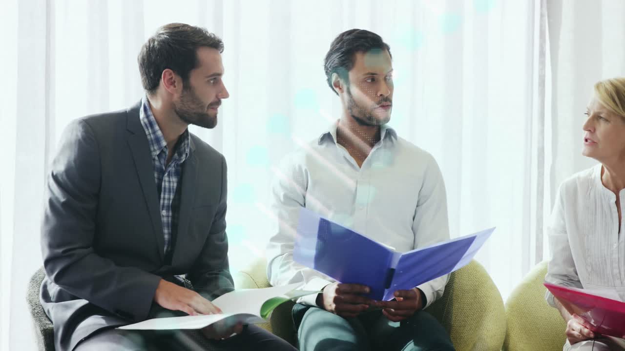 L'uomo d'affari sta discutendo un documento con il suo collega, e il DNA è sul canale alfa.