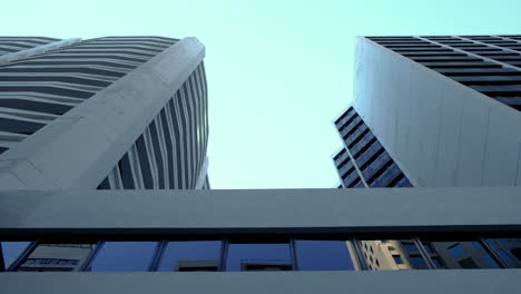 la vista panorámica de ángulo bajo de los edificios del horizonte de la ciudad y el cielo azul