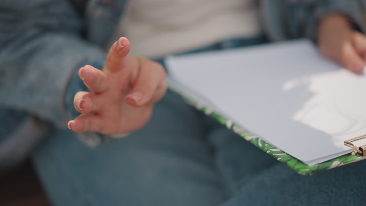 Pausa artistica informale. Un individuo si ferma prima di disegnare su una superficie vuota con uno stile casual. Un giovane esita mentre si prepara a disegnare su una lavagna vuota in un ambiente universitario rilassato.