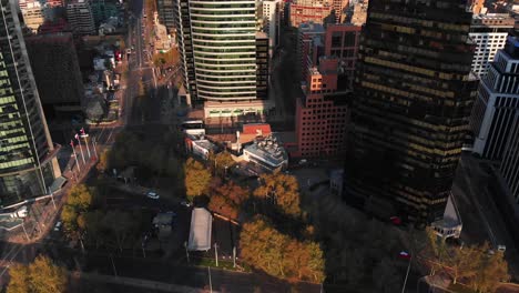 Aerial-reveal-of-traffic-from-buildings-perspective,-Santiago-de-Chile-4K