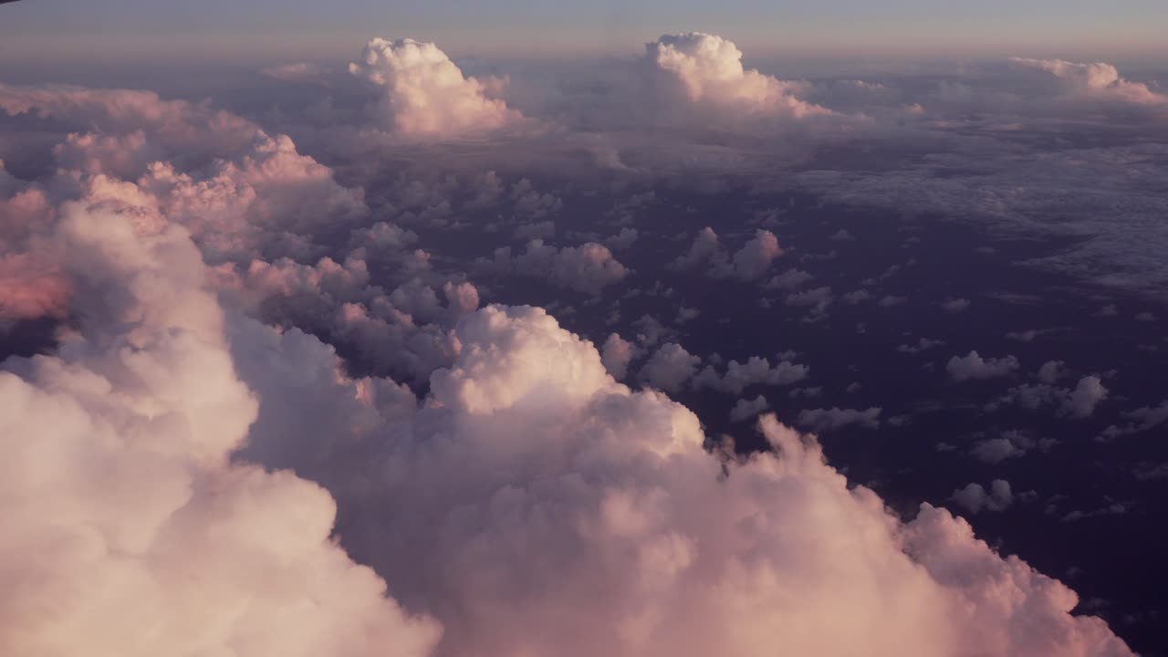 vuelo sobre las nubes filmado desde un avión que volaba hacia la ciudad asiática de baku en azerbaiyán