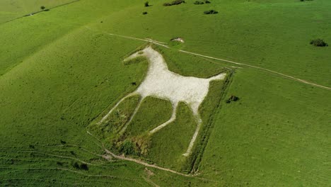 Alton-Barnes-Atracción-Turística-Caballo-Blanco-Tiza-Figura-Campo-Punto-De-Referencia-Vista-Aérea-Arriba-Abajo-órbita-Derecha