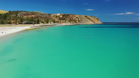 imágenes de drones - bahía rápida sur de australia con kayakistas