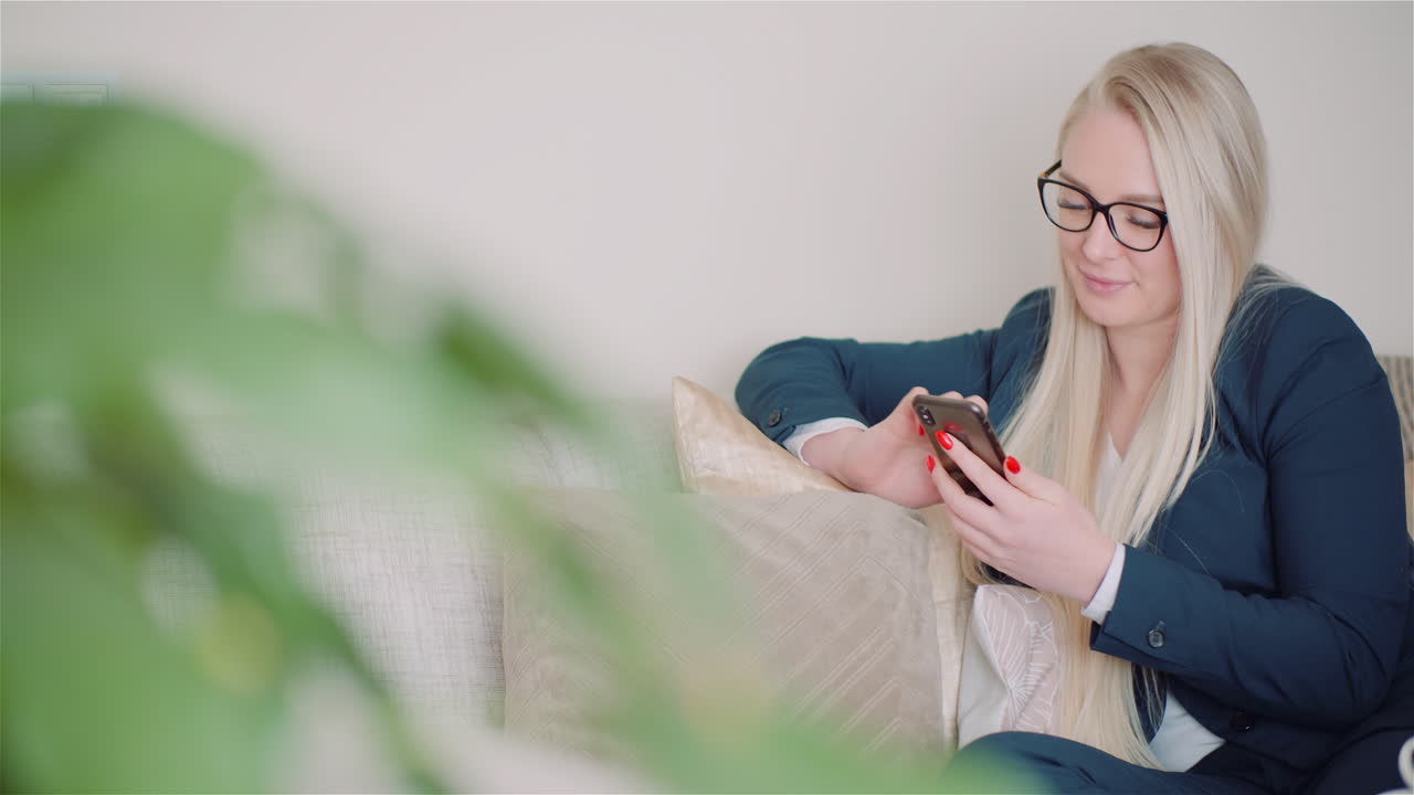 mujer navegando por las redes sociales en el teléfono inteligente 1