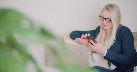 mujer navegando por las redes sociales en el teléfono inteligente 1