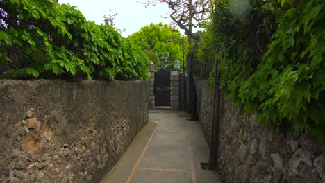 Vista-Estática-De-La-Típica-Calle-Estrecha-Y-Callejón-Con-Arquitectura-De-Estilo-Europeo-En-Capri,-Italia