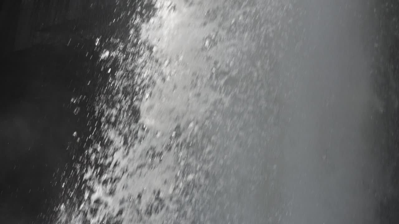 인도네시아 발리 에 있는 테간 폭포 의 거대한 폭포 의 근접 사진