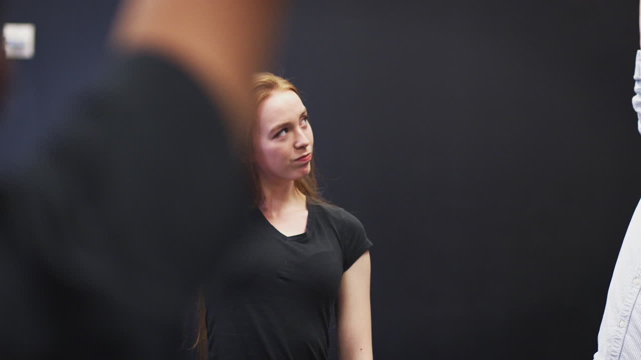 maestro con estudiantes de teatro en la escuela de artes escénicas en la clase de improvisación de estudio