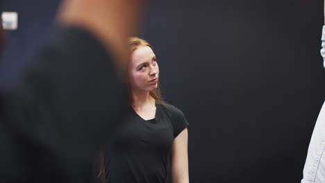 maestro con estudiantes de teatro en la escuela de artes escénicas en la clase de improvisación de estudio